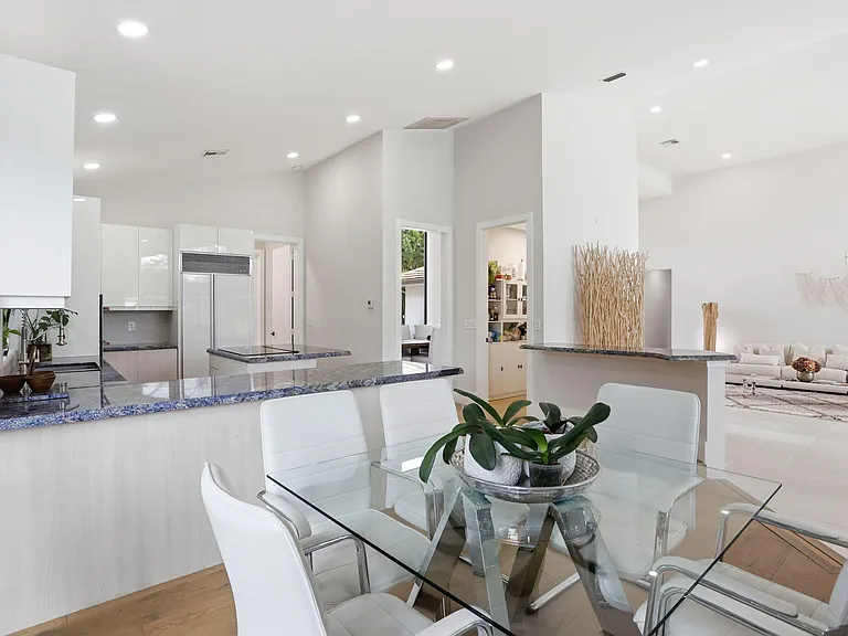 11180 Isle Brook Ct — Photo 48