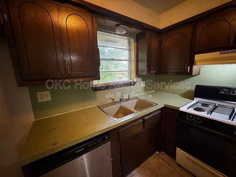 915 Delmar Cir — Photo 7