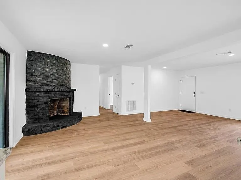 290 E Smith St — Photo 11