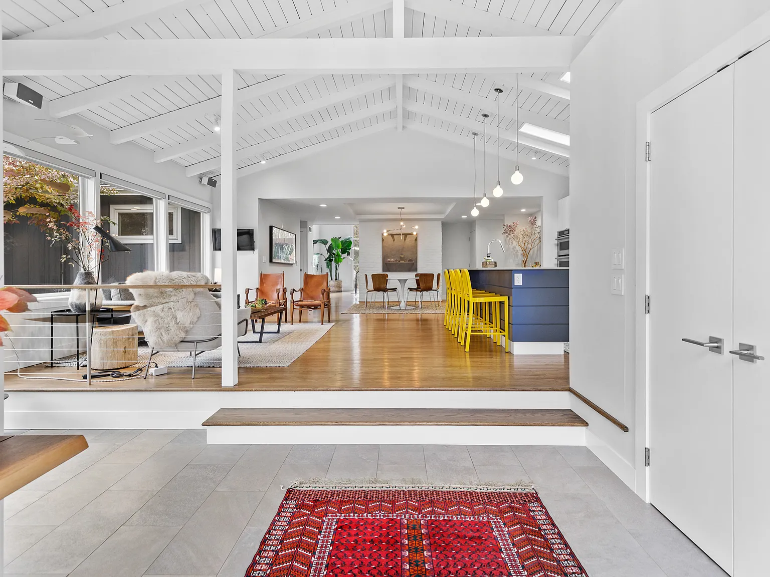Beautiful Modern Home August Rental — Photo 3
