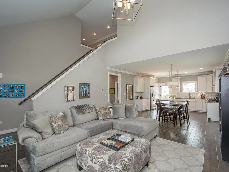 1704 Coral Ct — Photo 6