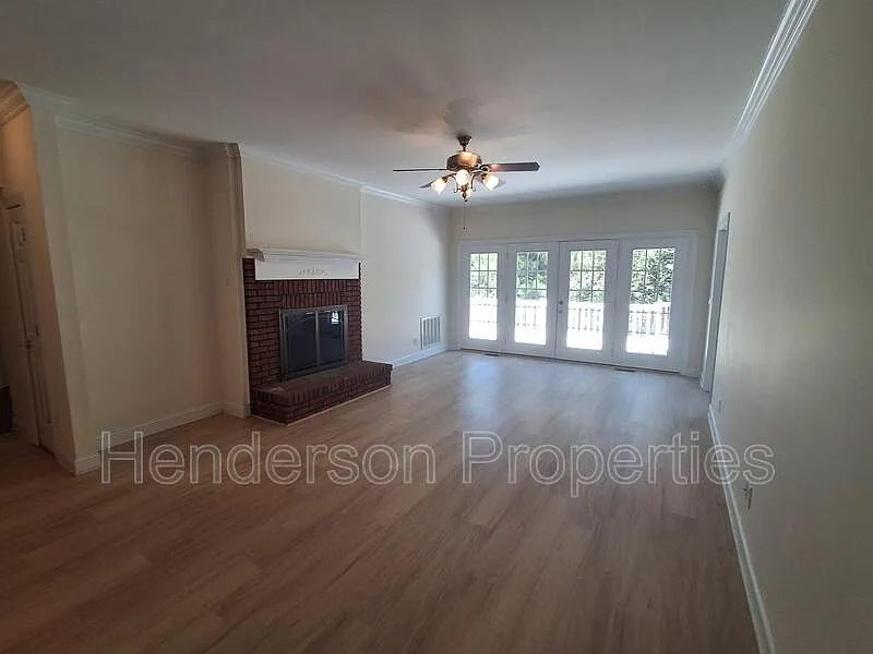 3 bed, 2.0 bath, $2,100 — Photo 2