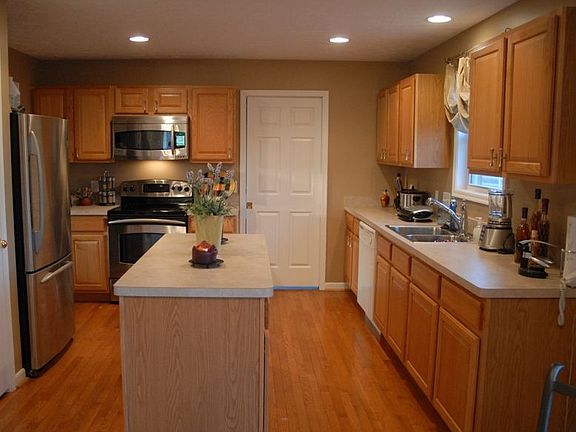 2nd image of 6826 Melrose Pl