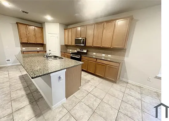5 bed, 3059 sqft, $3,800 — Photo 2