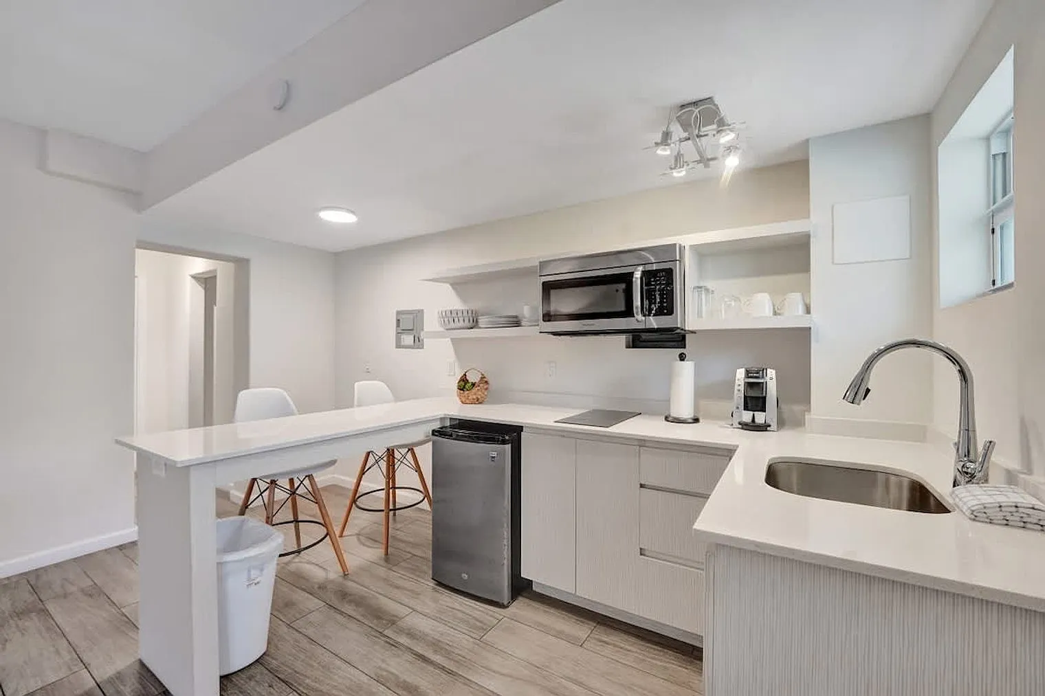 1 bed, 1.0 bath, 3229 sqft, $4,608 — Photo 4