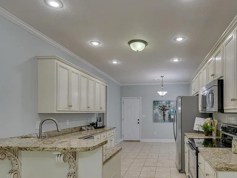 Kitchen and breakfast area