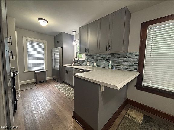 3rd image of 648 Crown Ave