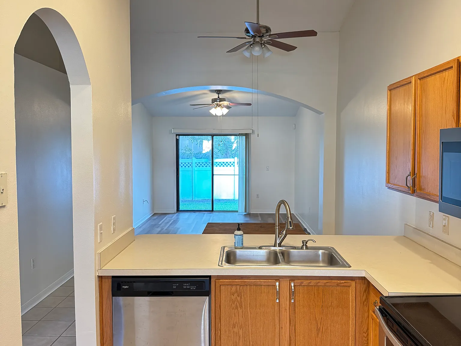 2 bed, 1008 sqft, $1,600 — Photo 2