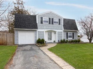 25 Hofstra Dr, Farmingville, NY 11738