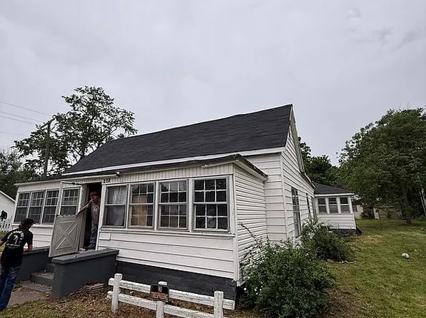 210 E 7th St, Caruthersville, MO 63830