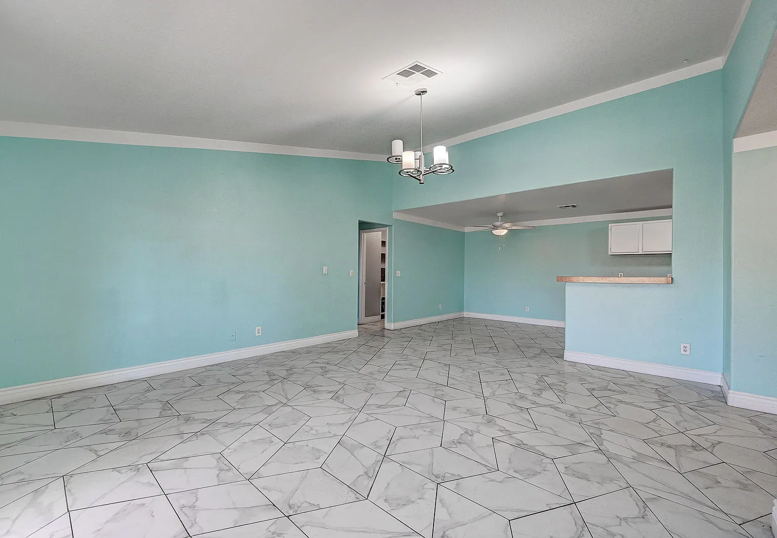 3 bed, 1257 sqft, $1,800 — Photo 2