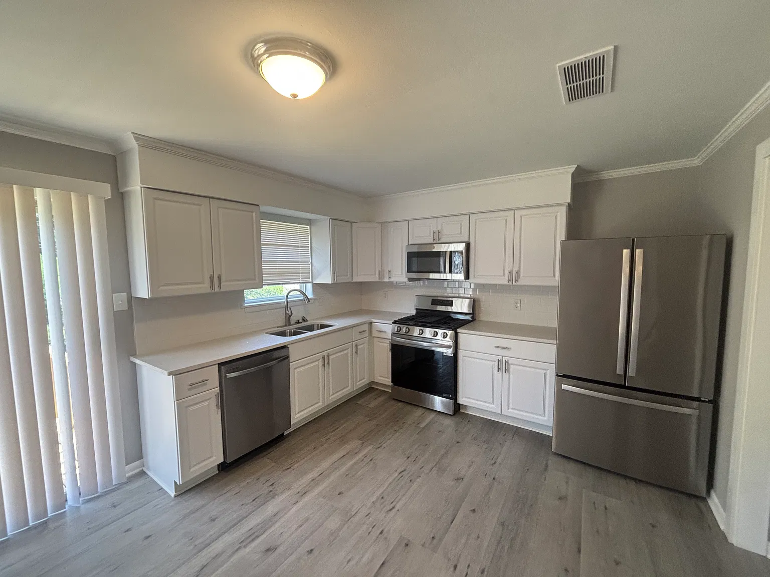 3 bed, 1.5 bath, 1000 sqft, $1,350 — Photo 3