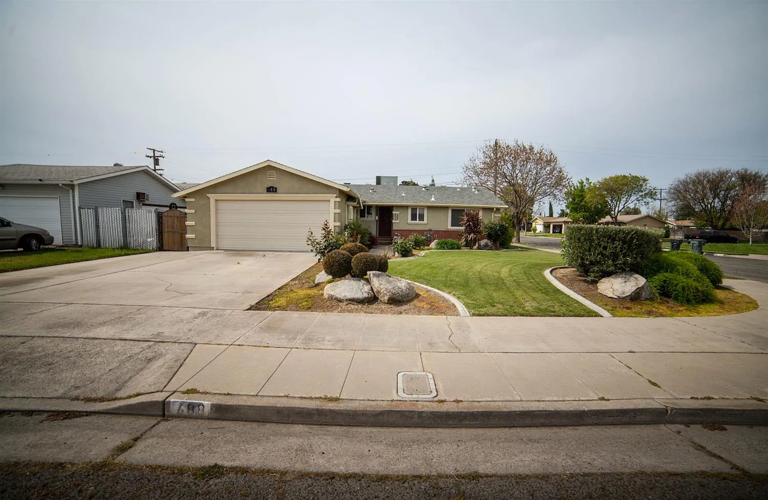 688 Village Circle Dr photo 1