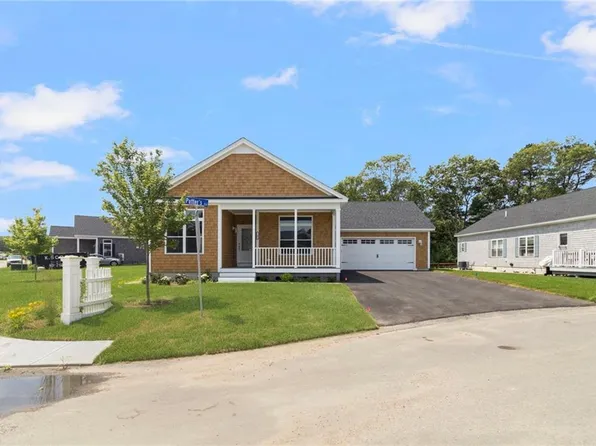 4 Putters Cir, South Kingstown, RI 02879