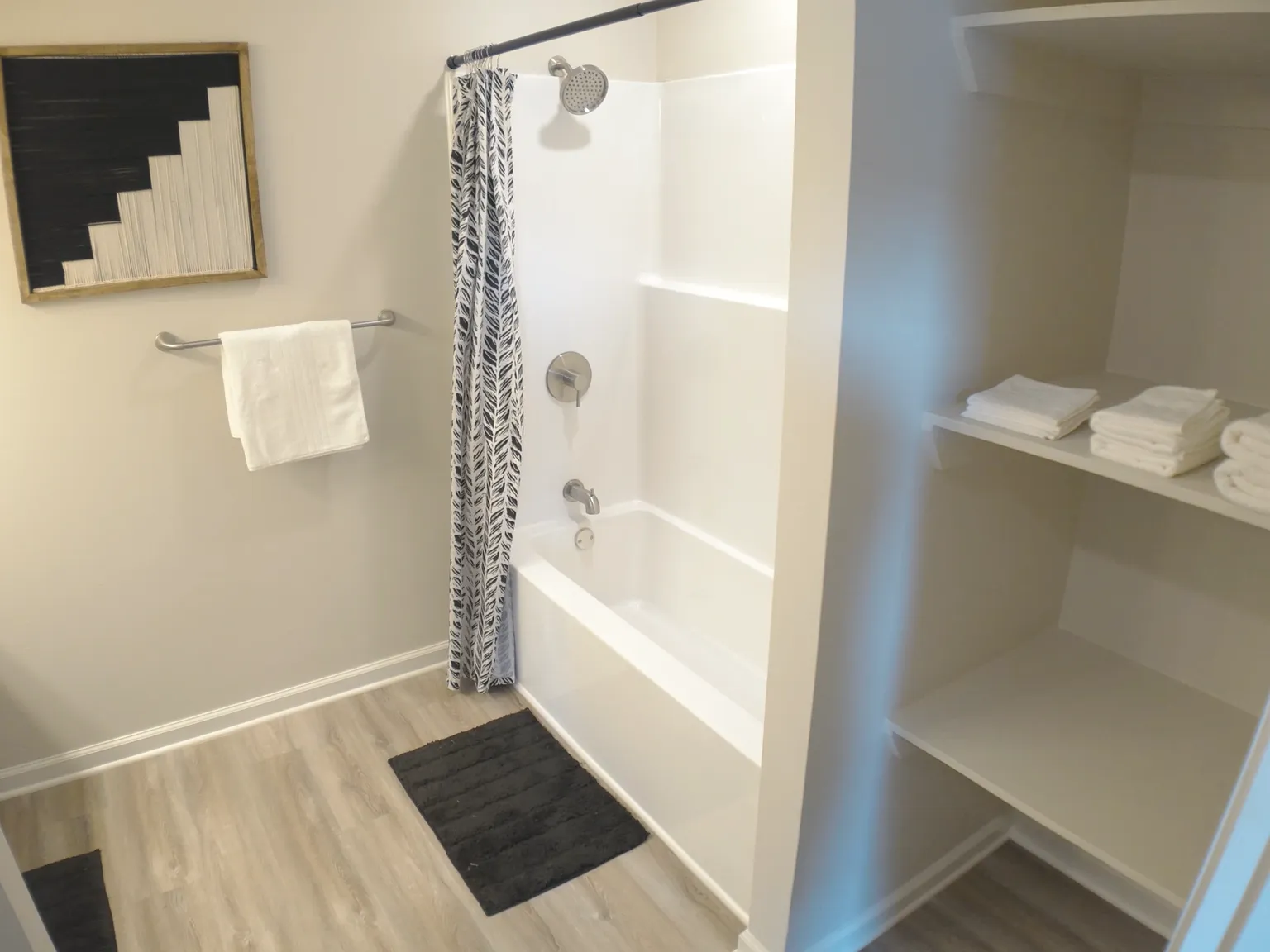 3 bed, 1300 sqft, $5,995 — Photo 4