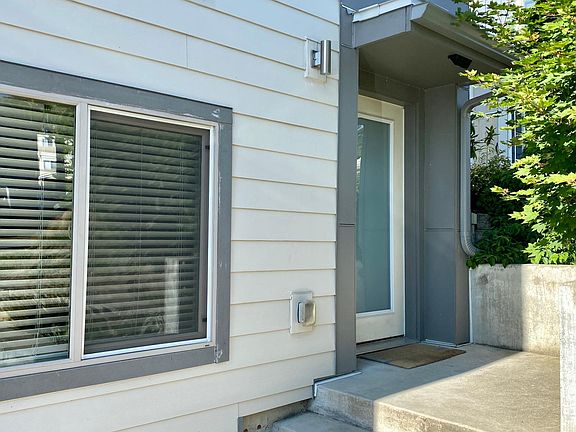 3rd image of 11918 100th Ave NE #B