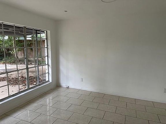 5th image of 910 Oak St