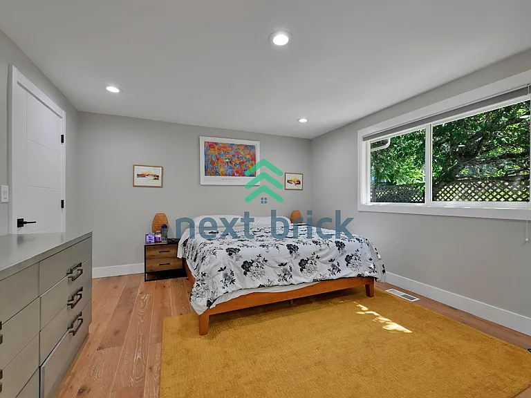 11810 NE 75th St — Photo 14