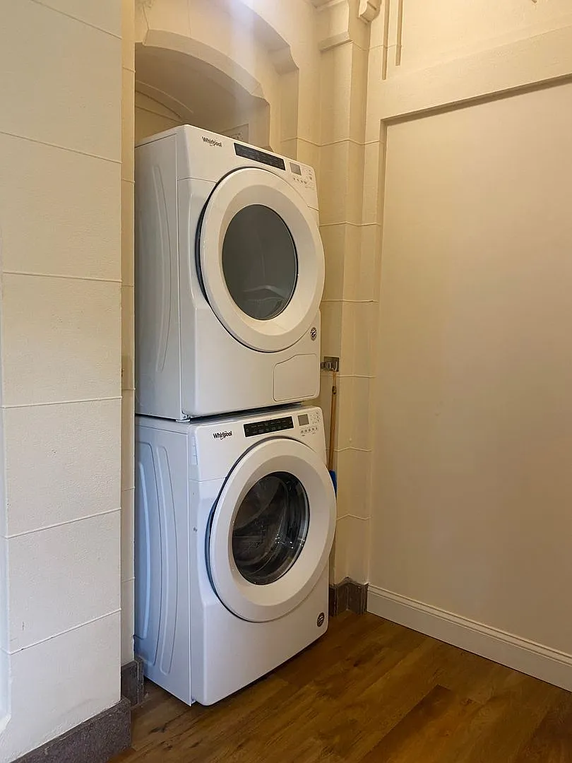 Spacious, modern apartments with historic details. — Photo 4