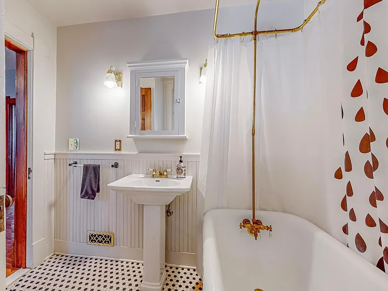115 Elm St NE — Photo 17