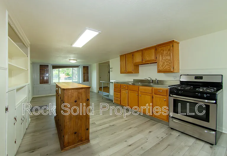 210 Seymour Ave — Photo 15