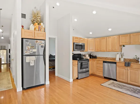 266 Essex St Unit 6, Salem, MA 01970