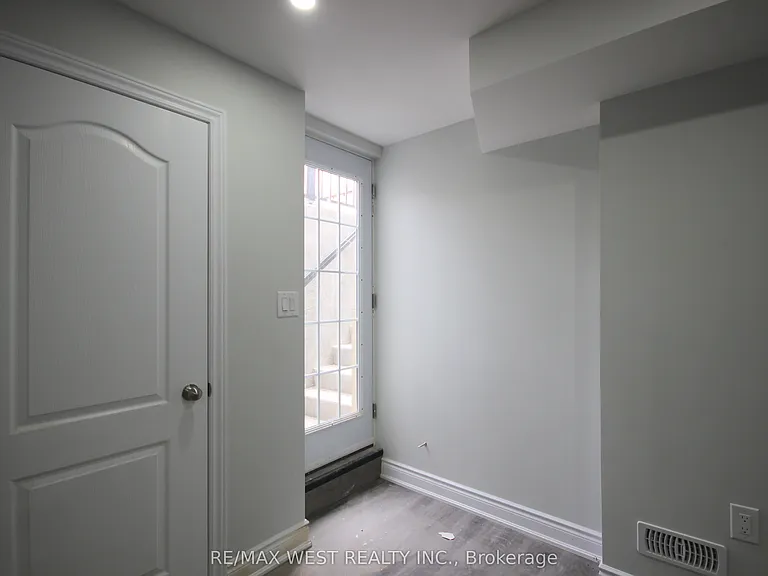 152 The Queensway #BASEMENT — Photo 7