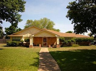 1313 N Hulgan Cir, Desoto, TX 75115