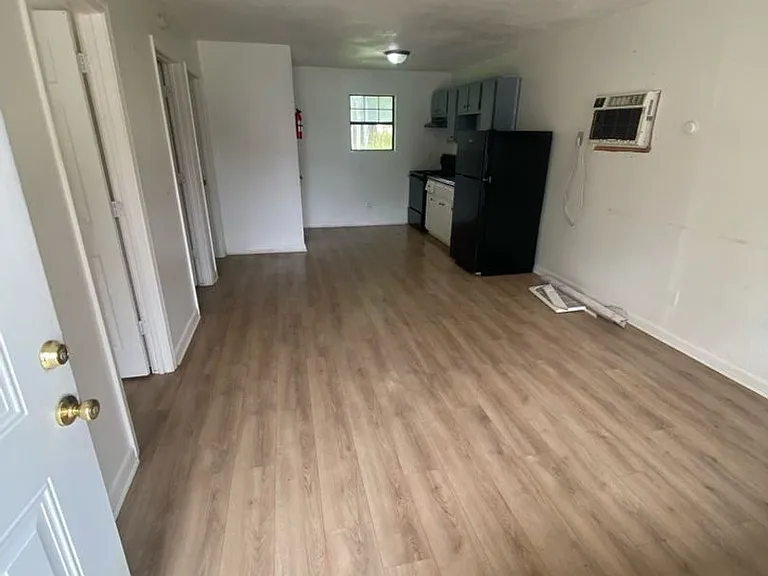 Golden Maple Apartments — Photo 16