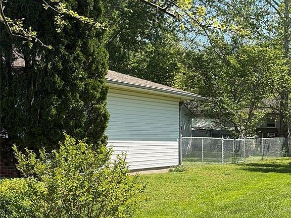 3rd image of 615 Vine St