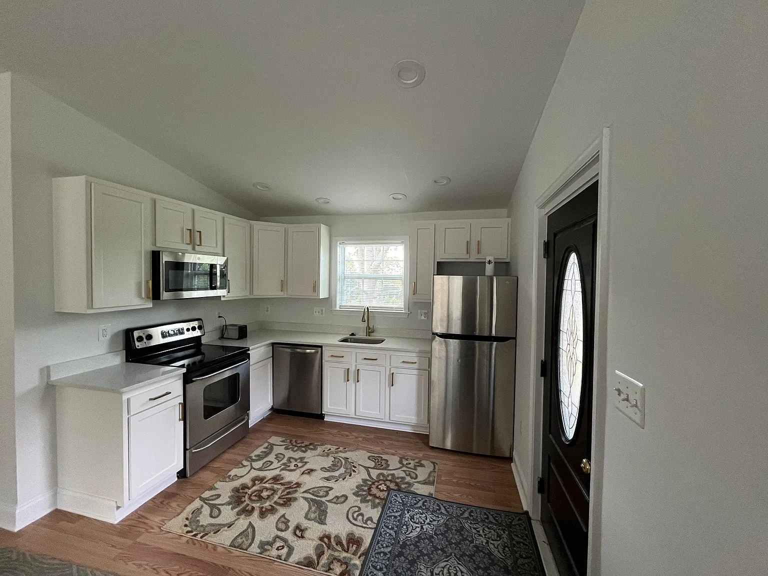 2 bed, 950 sqft, $2,299 — Photo 1