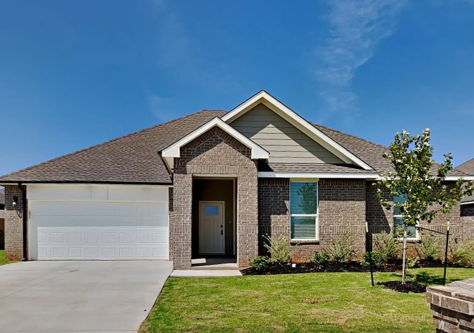 Beautiful 4 Bedroom Home in Mustang School District — Photo 2