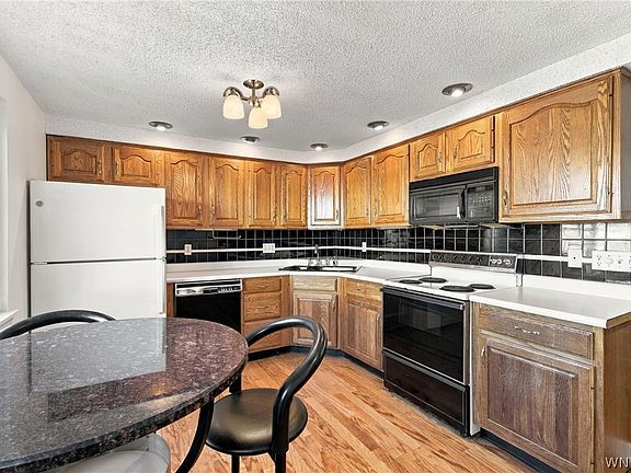 3rd image of 28 Stoneledge Ct
