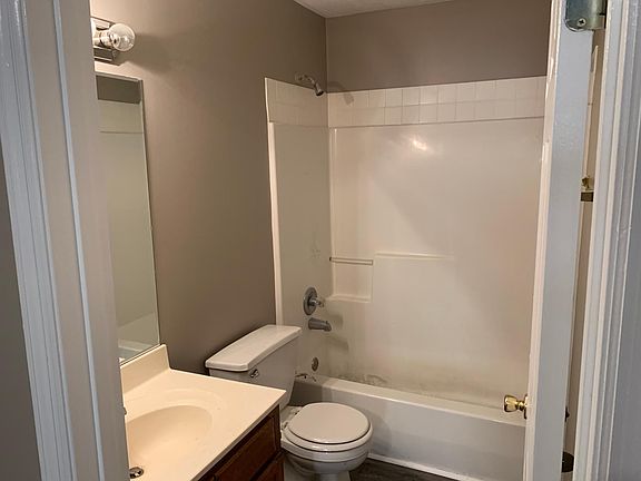 4th image of 220 McDaniel Dr APT 1