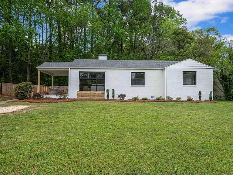 1300 Cresthill Rd — Photo 2