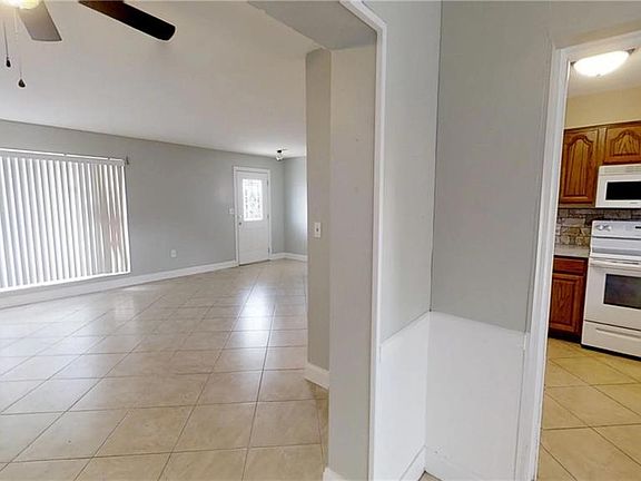 5th image of 1415 Fox Hills Dr