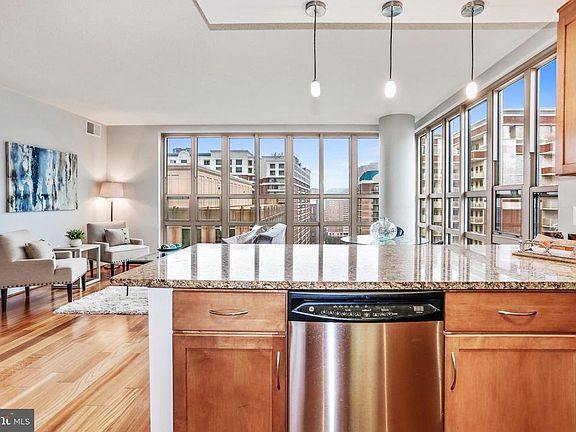 Corner unit with excellent natural light