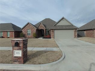 925 SE 14th St, Moore, OK 73160