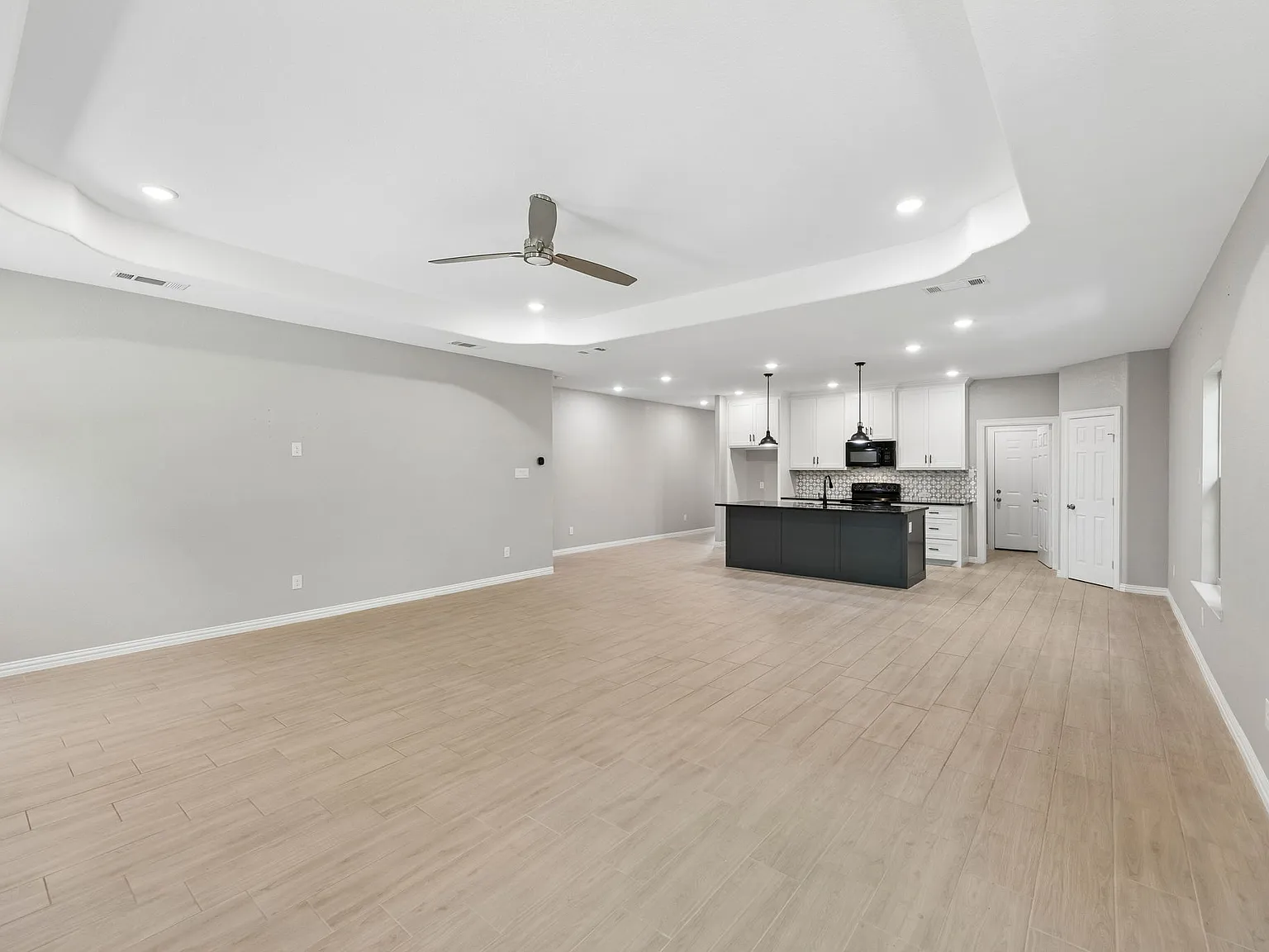 3 bed, 1900 sqft, $2,500 — Photo 3