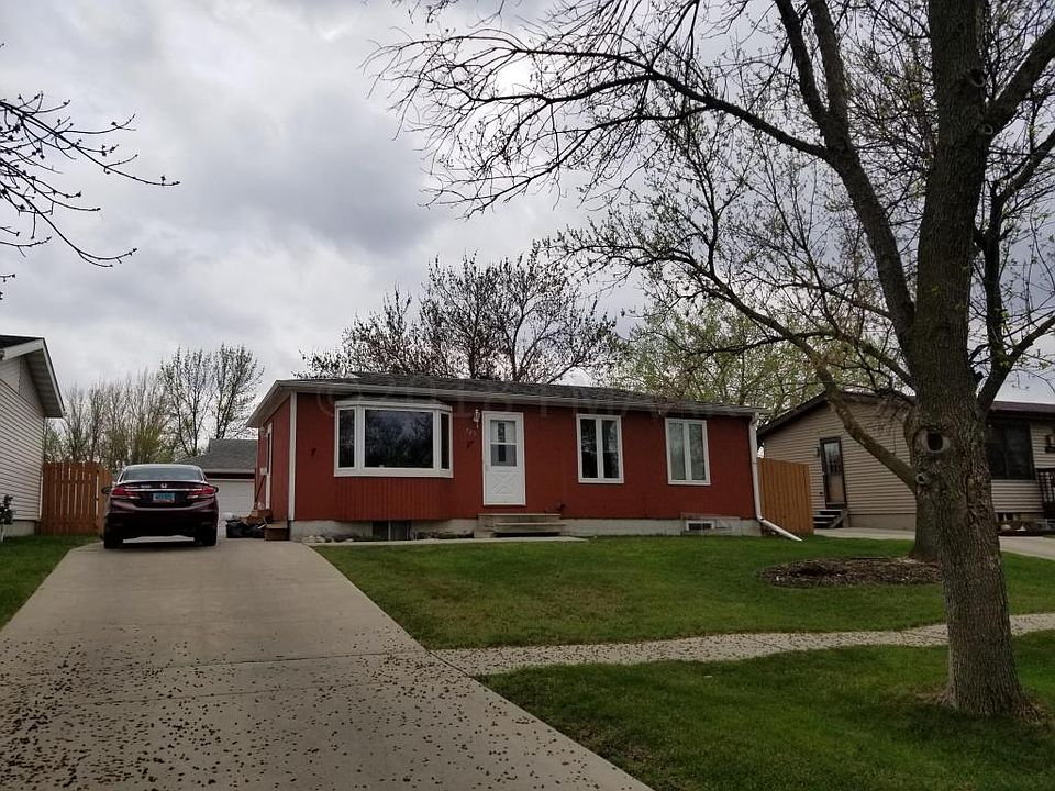 1st image of 725 10 1/2 Ave W