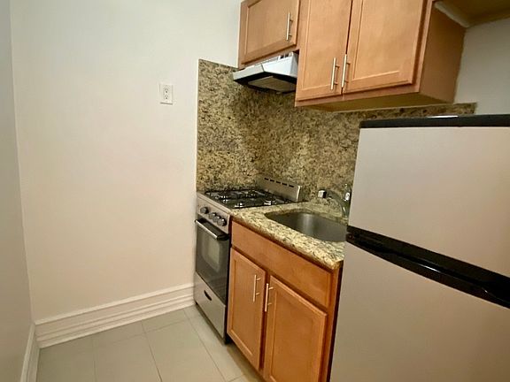5th image of 338 E 70th St #D5