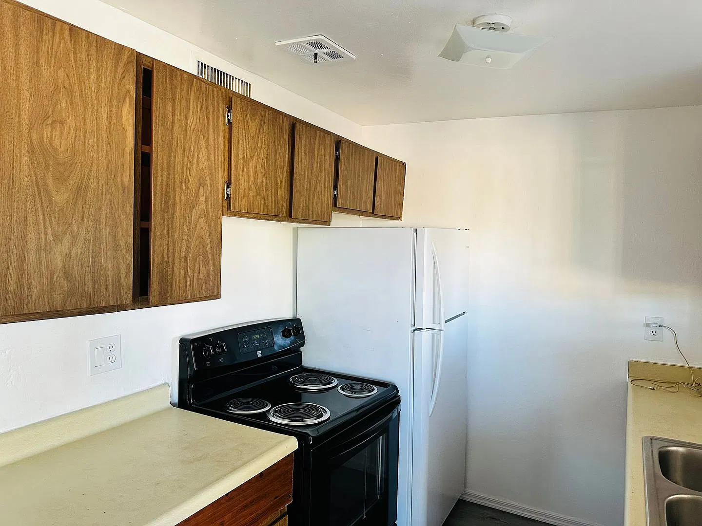 Fall Special! - Tucson Eastside - 3 Bedroom 1 Bath Home - Large Fenced Yard — Photo 2