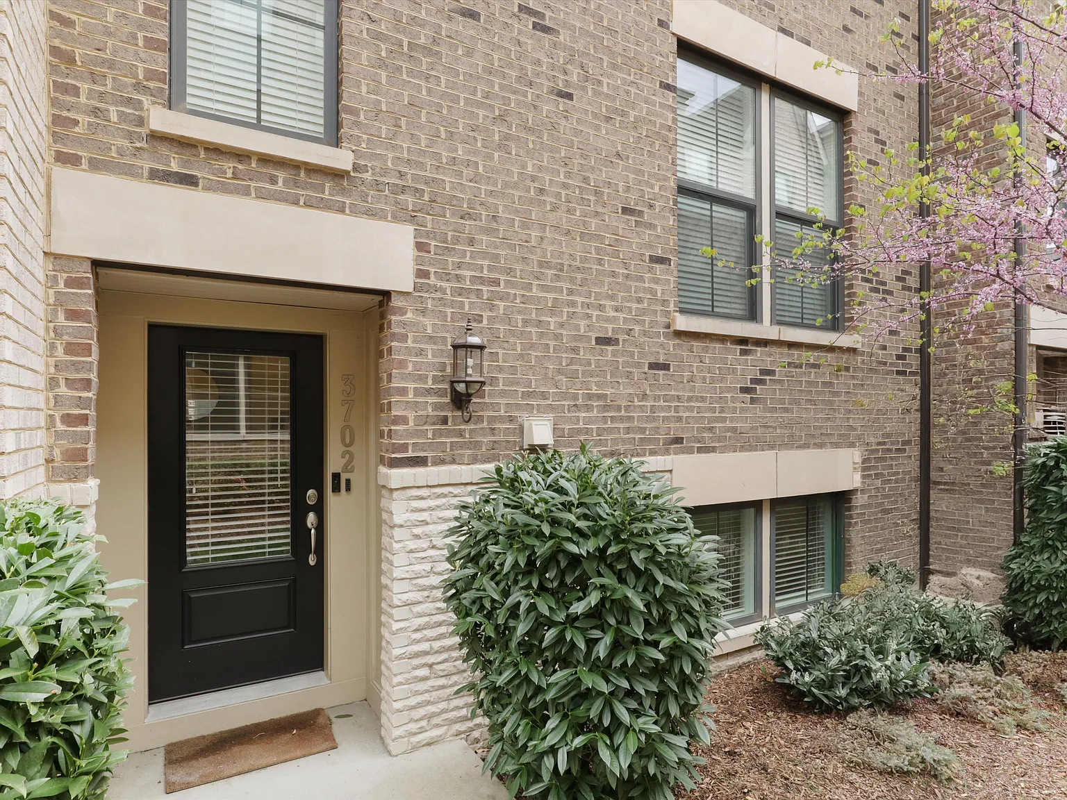 3 bed, 2300 sqft, $4,500 — Photo 2