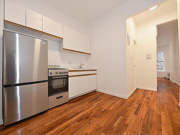 3rd image of 320 W 17th St APT 2RW