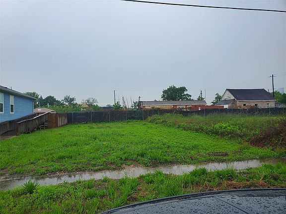 2nd image of 2710 Mills St