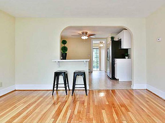 5th image of 221 Francis Ave