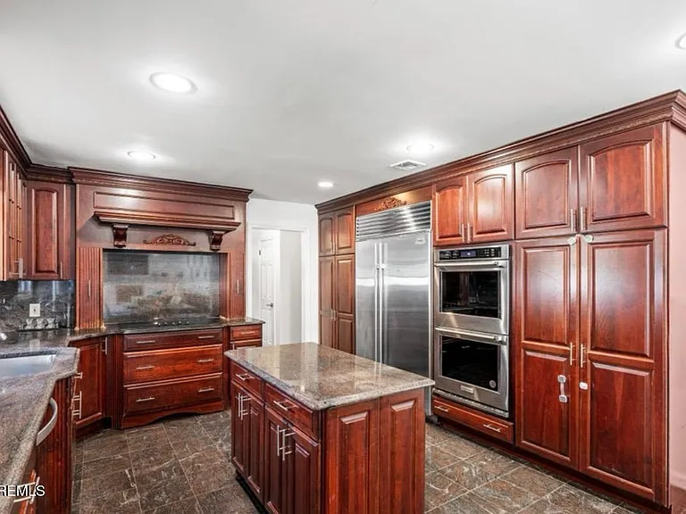 16 Bridle Dr — Photo 27