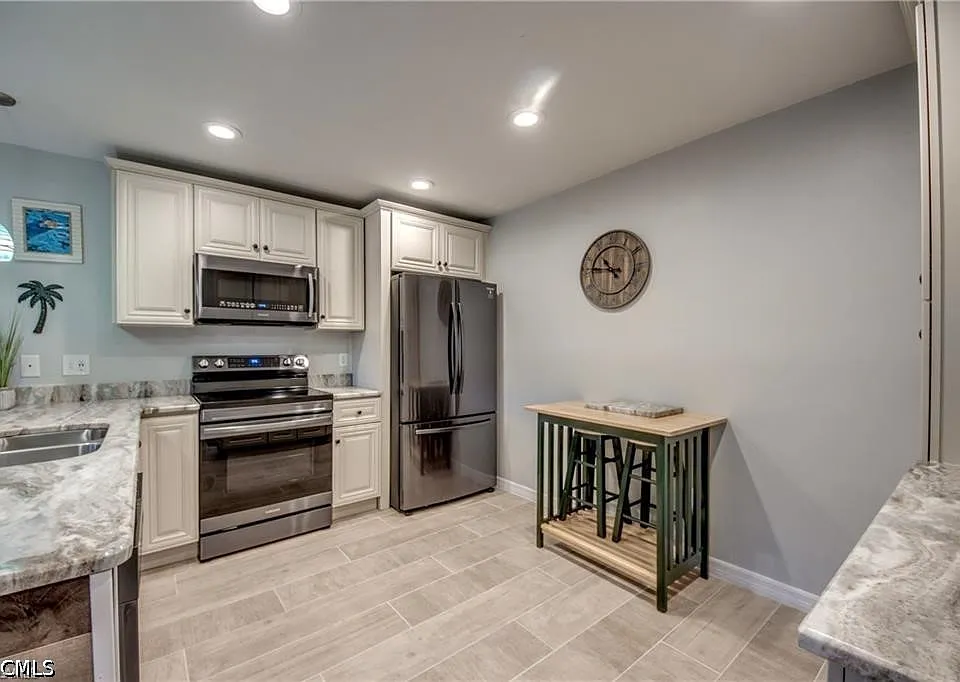 6337 Royal Woods Dr