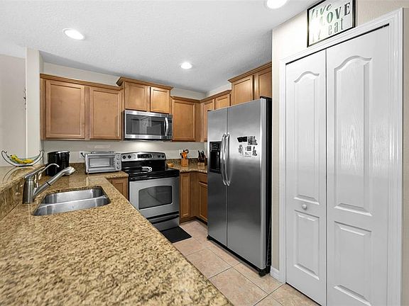 4th image of 9736 Trumpet Vine Loop