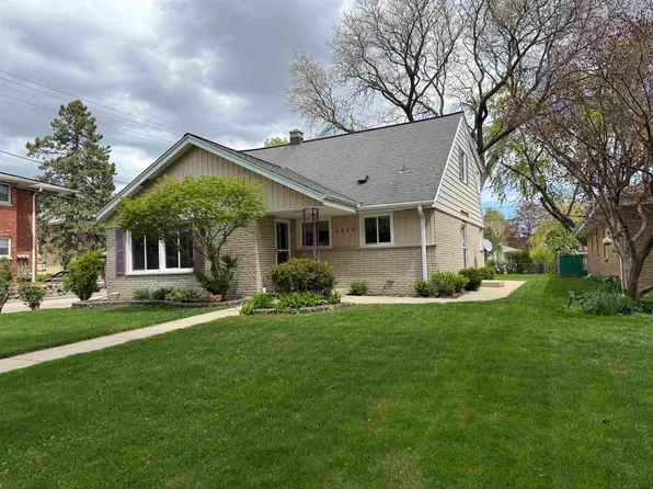 2250 N 103rd St, Wauwatosa, WI 53226